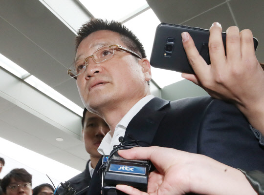 수사단 향하는 윤중천      (서울=연합뉴스) 안정원 기자 = 김학의 전 법무부 차관을 둘러싼 의혹의 핵심 인물인 건설업자 윤중천씨가 25일 서울 동부지검 내 법무부 검찰과거사위원회 수사권고 관련 수사단에 재소환 되며 기자들로부터 질문받고 있다. 2019.4.25      jeong@yna.co.kr  (끝)